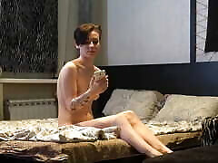 anastacia nue prend une photo avec un téléphone