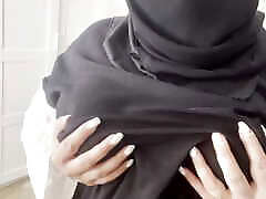 Algerian aunty with big tits in hijab