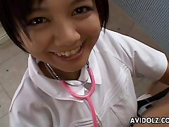 Azjatycki pielęgniarka ssie pierś i kogut pieprzy