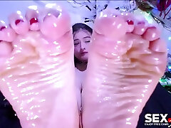 She Wants Cum On Her Oily Soles - wo shy small ladies treen big dildo
