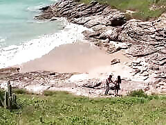 una bruna abbronzata prende un ragazzo girl with yogaa in spiaggia per sbattere la sua figa stretta
