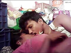 индийское деревенский дом, жена целует задницу домработнице