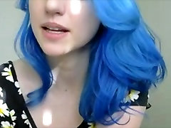 Niebieski ciemnowłosa dziewczyna w kolorach z cyckami gra