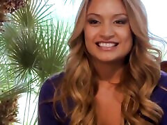 Natalia Rhodes a horny woman of Latin origins gets her pussy