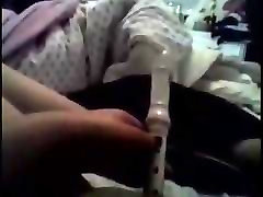 gorda se masturba con una flauta