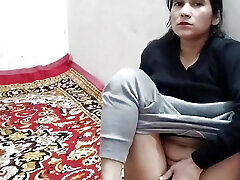 Bhabhi ko gandi video dikha kar josh me laya Bhabhi ko gandi video dikha kar josh me laya