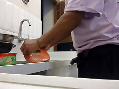 While working in the kitchen tote, I wanted to have sex.