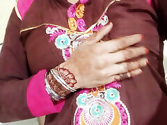 Incredible Sexy Body Taking Bath in Desi Bathroom and Peeing Incredible Sexy Body Taking Bath in Desi Bathroom and Peeing