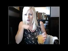 video hentay teen masturbates on squirts on her laptop