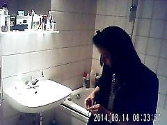 Застал племянницу в ванной на скрытую камеру - это