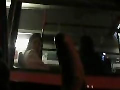 Publiczna masturbacja wali konia w okno autobusu