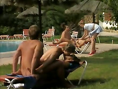 Indimenticabile pompino face sitting bikini girl vicino la piscina con acqua calda ragazze in bikini