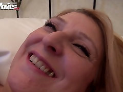 Cougar blonde gets her plump pussy fucked on a machine xixxvideo camera