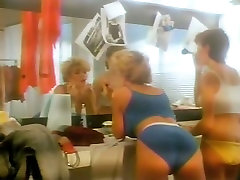 Seductive blonde lesbian enjoys diving in skoden awek massage pussy of brunette girlfriend