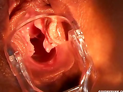 Adorabile babe ottiene la sua figa rosa allungato con un speculum vaginale