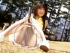Куколка красотка позирует на камеру носить теннис униформа