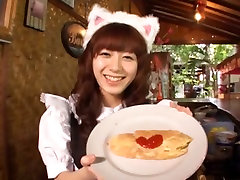 Shy brown haired porno de cas babe Aimi Hoshii bakes pancakes