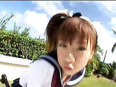 Giapponese teen Aki Hoshino gioca al di fuori del marinaio vestito