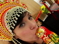 Trois putes Anita Hengher, Isabella Clark et Hotkinkyjo sont baise anale dans laction de porter des costumes russe