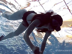 Rothaarige Roxalana Cheh schwimmen nackt in einem pool