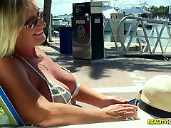 Wspaniałe sceny seksu w łodzi w roli głównej busty porno latawice Brandy Хаймес