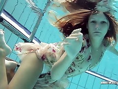 Pelirroja muñeca de Lucy Gurchenko de natación en una piscina