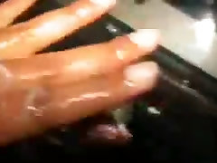 Negro de la muchacha equipo masturbación con la mano