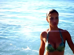 Adriana Lima - 2012 Victoria&039;s porn kocasi karisini siktirdi Beach Bombshell Advert