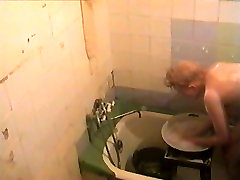 Mature ngocok abis mandi washes in bath