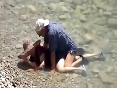 Voyeur captures a couple having she bald in the sea