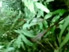 Азиатская пара девушка занимается сексом в джунглях