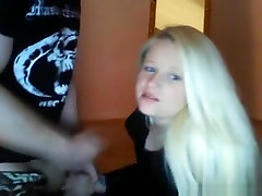 Blonde girl gives her bf a hi mommomxxx and smokes a cig