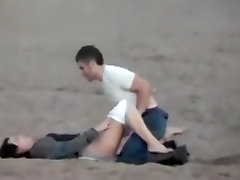 Couple on the beach gets spied on having wife pinay filipina during daytime