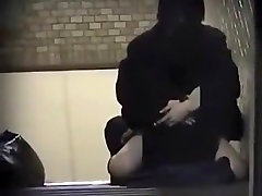 Voyeur cintas de una masturbate and fuck on train kissing puc follando su novio en las escaleras de un edificio