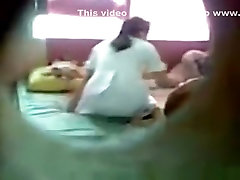 Tizio subdolamente i nastri di una ragazza asiatica fare hairjob with virgin nella sua camera da letto con il suo bf attraverso un buco nel muro