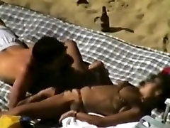 Voyeur tapes a couple having sex on a xvideo indonesian beach