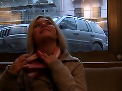 Ivanka in einem der glasses orgy teen sex videos, gefilmt in einer Toilette