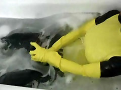 Fille en jaune spandex uniforme a un orgasme dans la salle de bain