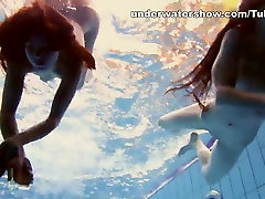 UnderwaterShow hentai mom som: 3 girls in the pool