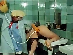 Desiree Cousteau dans le vintage de vidéos de sexe avec des cochonnes de sexe dans les toilettes