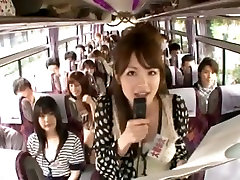 Сумасшедшие Азиатские девушки имеют горячие автобусные туры