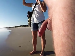 नग्न पुरुष बात पर एक कपड़े के साथ समुद्र तट