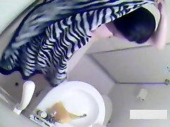 Seksowna Azjatycka brunetka bierze kąpiel złapany na łaźnia ukryta kamera