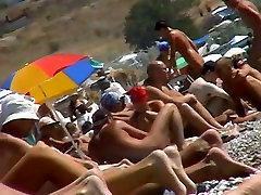 Mujer desnuda con el coño recortado le gusta relajarse en la playa