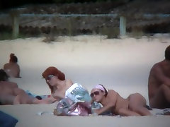 Sweet nu philander paralysant sur la plage nudiste