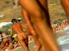 郁郁葱葱的体摩洛伊斯兰解放阵线的游行之前一个裸体的海滩偷窥
