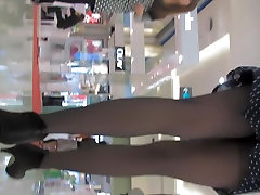 Girl in polka dot dress exciting english kudi desi videos on voyeur camera