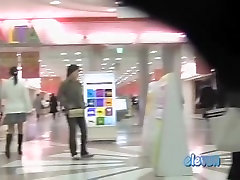 गर्म एशियाई मिला स्कर्ट sharked पर एस्केलेटर मॉल में