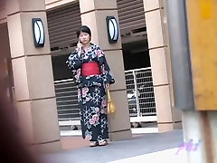 Black-haired small geisha flashes her infieles cornudos when someone pulls her outfit
