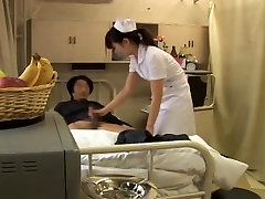 एशियाई शरारती नर्स के साथ crammed हो जाता है उसके द्वारा बुजुर्ग रोगी
